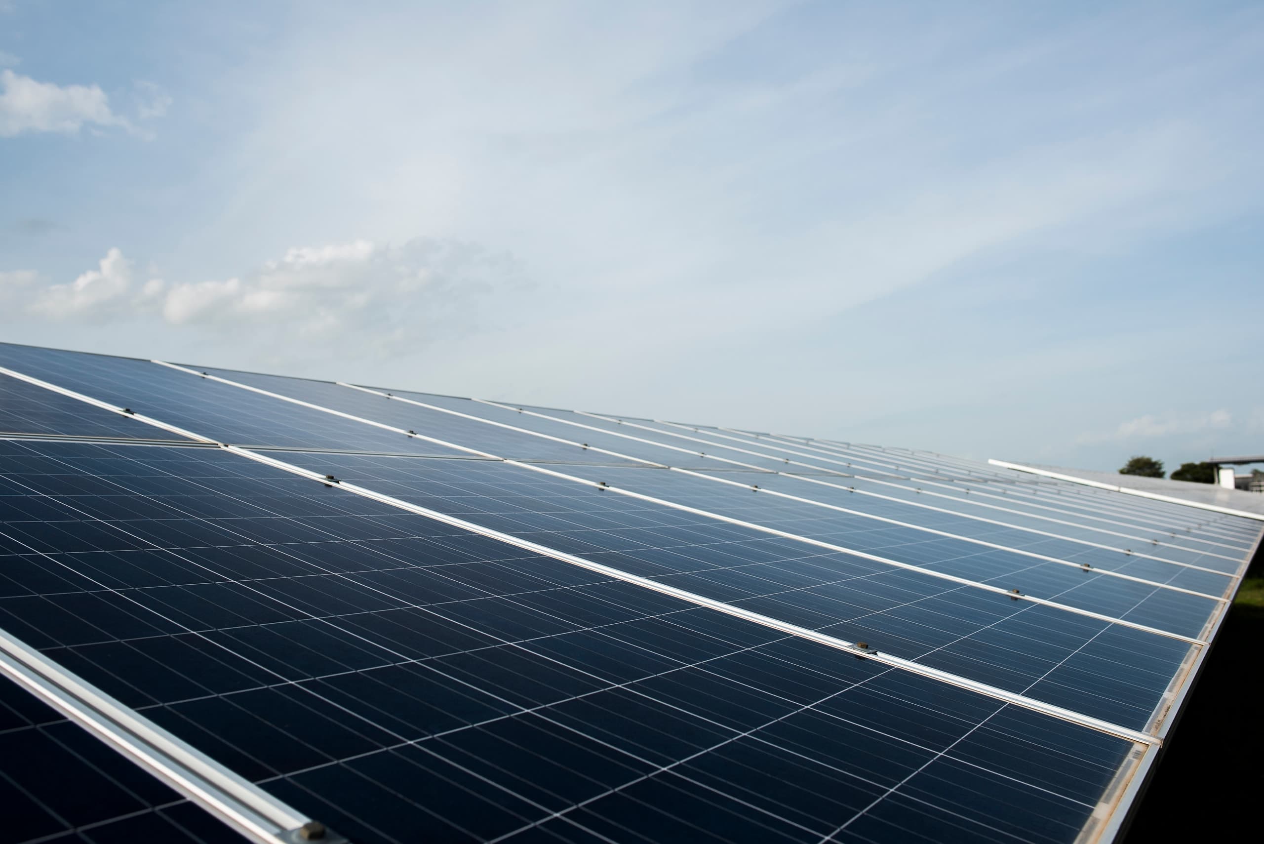 Solarpark bei Sonnenaufgang